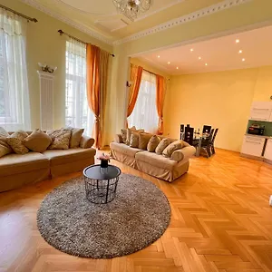 https://jurincom-apartments-sadova.karlovyvary-hotels.com